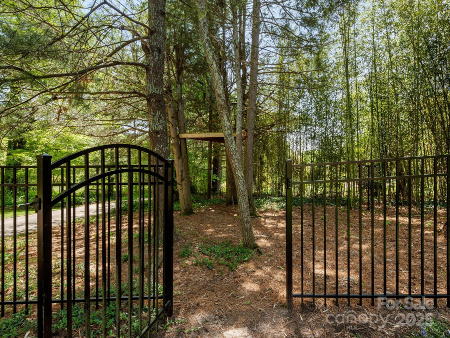 18 Ozark Spring Ln Asheville, NC 28805