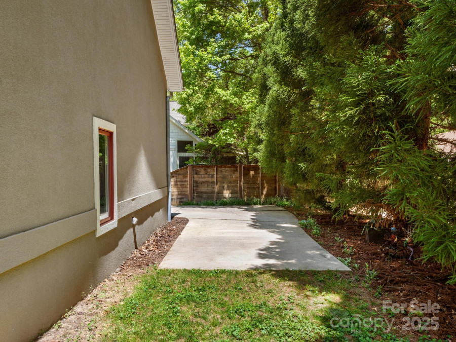 18 Ozark Spring Ln Asheville, NC 28805