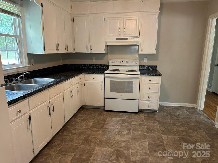 5008 Delivau Dr Charlotte, NC 28215