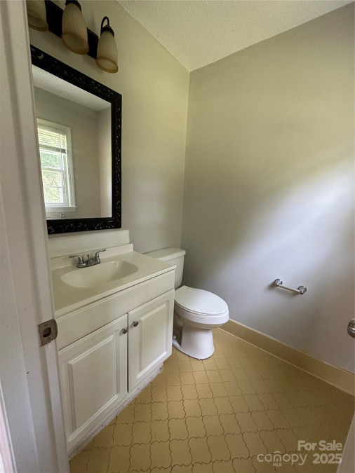 5008 Delivau Dr Charlotte, NC 28215