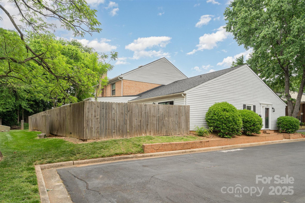 8325 Knights Bridge Rd Charlotte, NC 28210