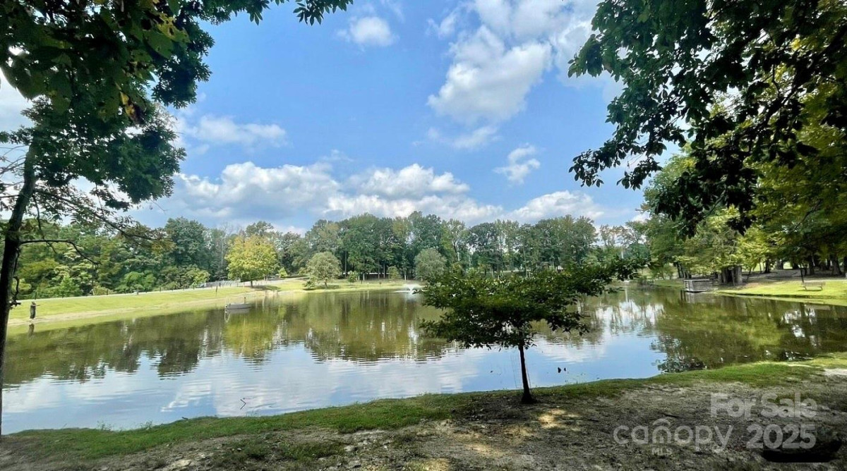 611 Heathermoor Ct Charlotte, NC 28209
