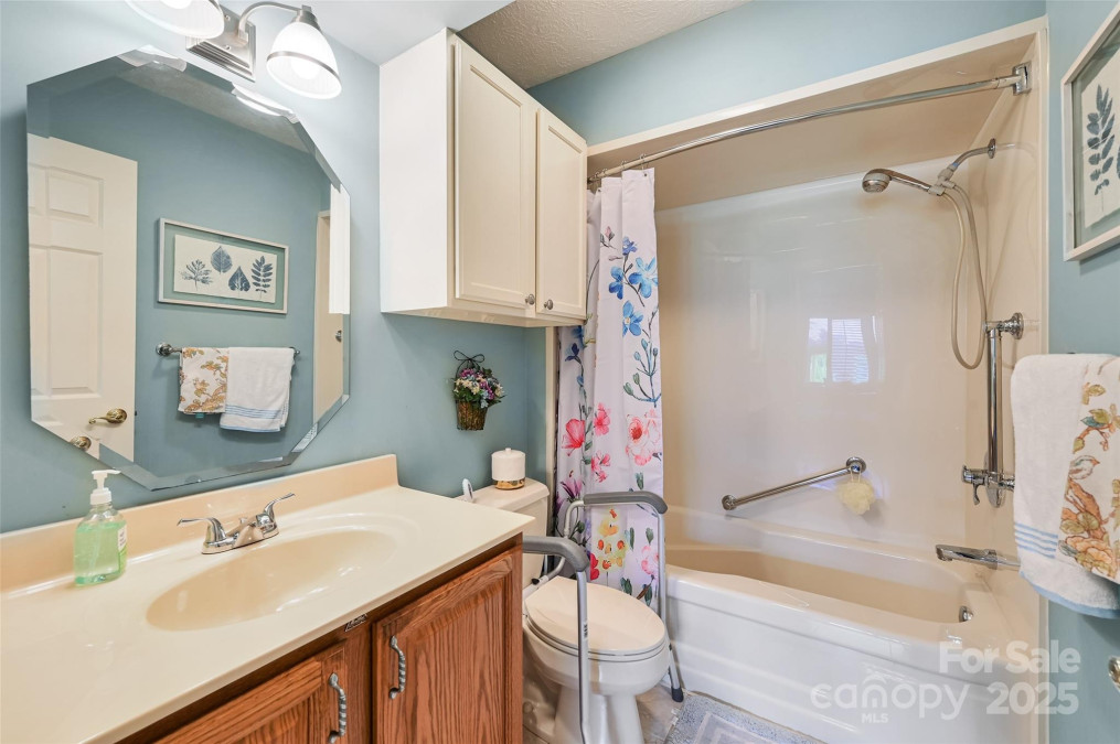 103 Red Oak Dr Hendersonville, NC 28791