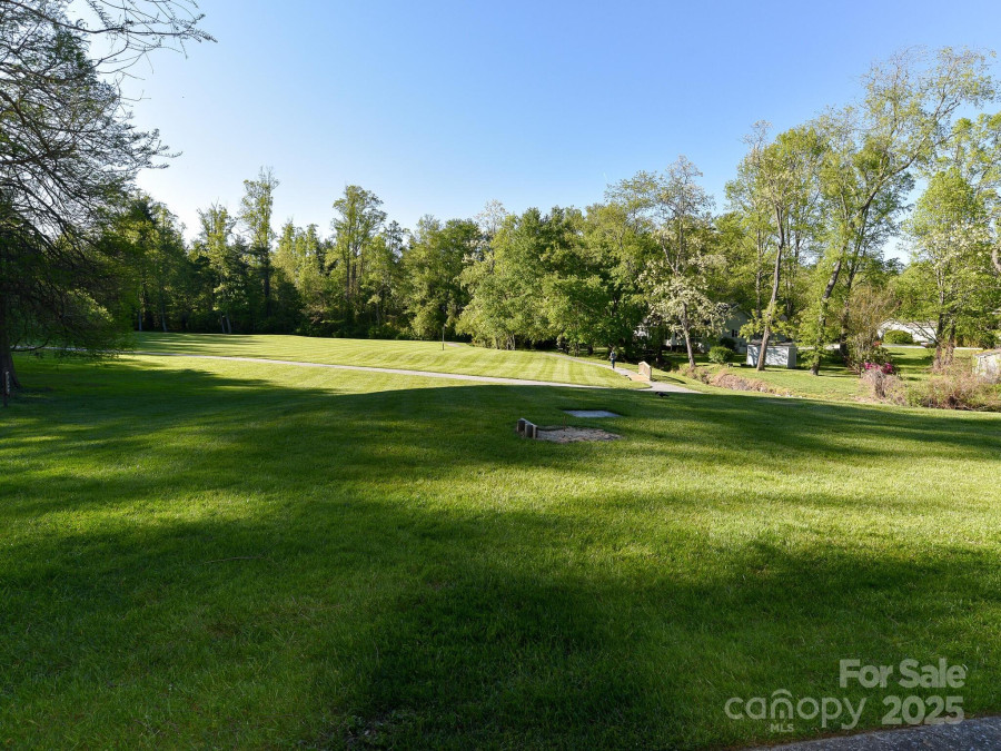 103 Red Oak Dr Hendersonville, NC 28791