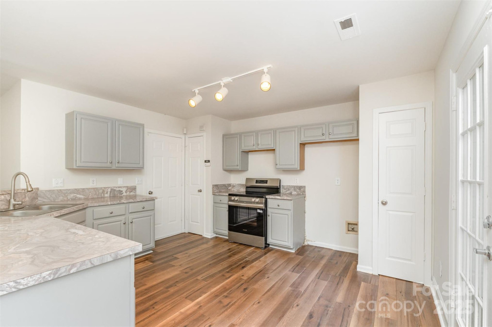 1620 Crandon Dr Charlotte, NC 28216