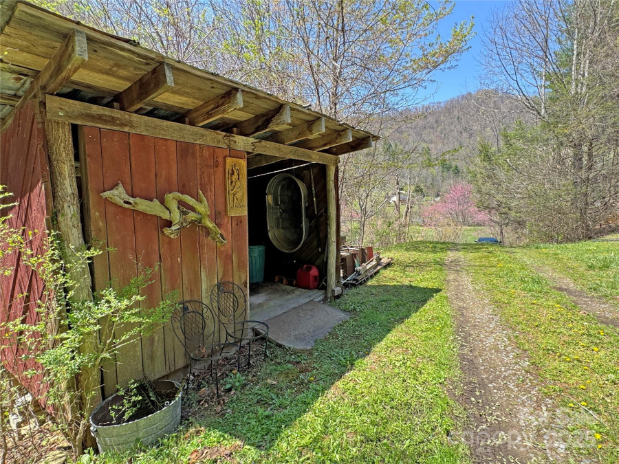 15211 Nc 209 Hw Hot Springs, NC 28743