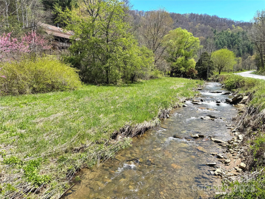 15211 Nc 209 Hw Hot Springs, NC 28743