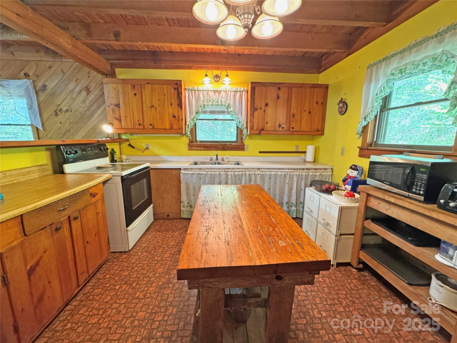 15211 Nc 209 Hw Hot Springs, NC 28743