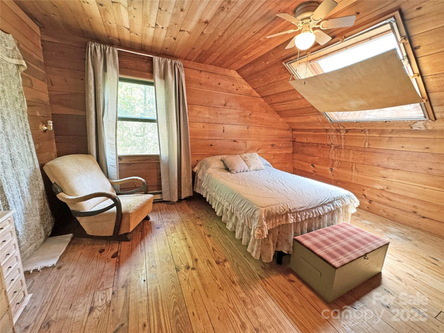 15211 Nc 209 Hw Hot Springs, NC 28743