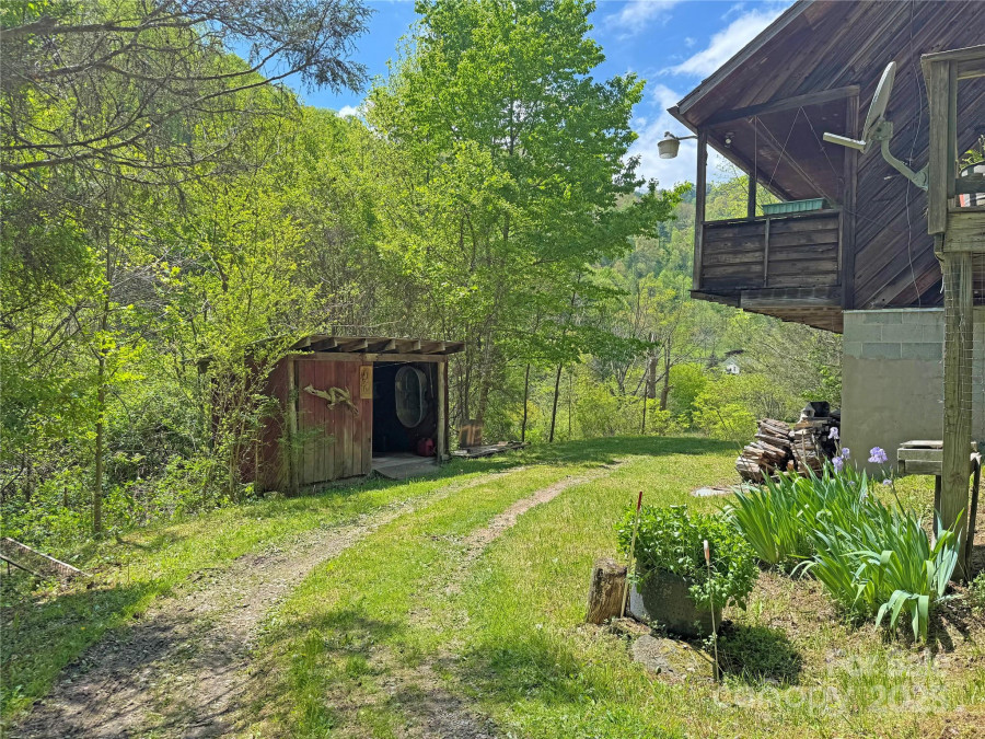 15211 Nc 209 Hw Hot Springs, NC 28743