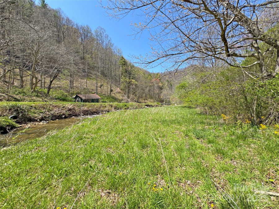 15211 Nc 209 Hw Hot Springs, NC 28743