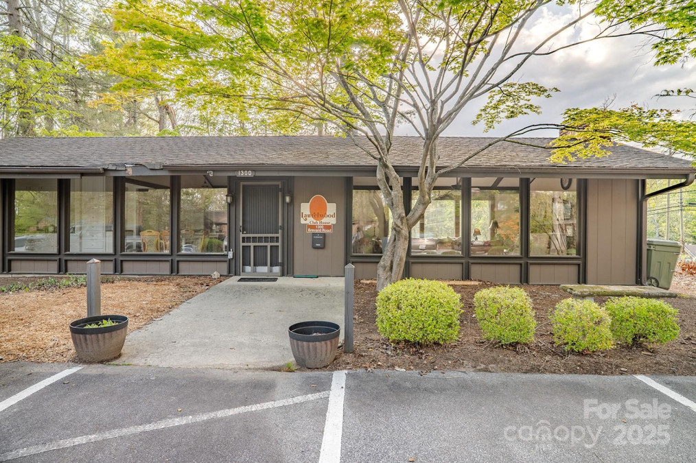 106 Laurelwood Cir Hendersonville, NC 28791