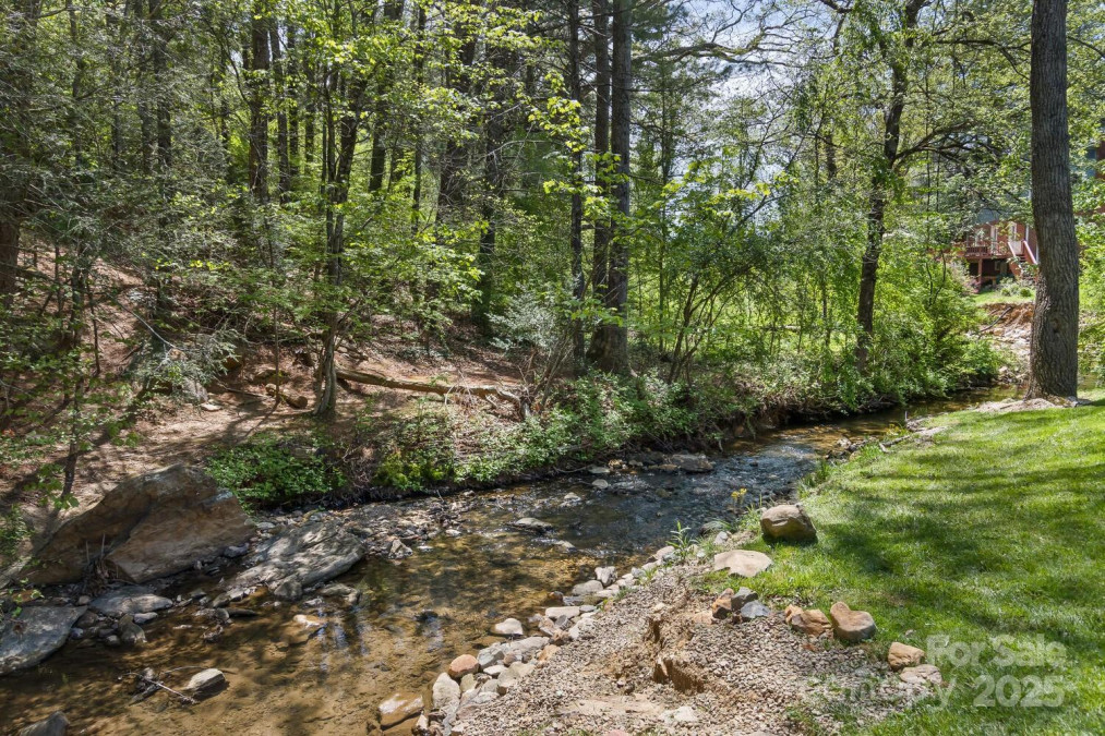 689 New Haw Creek Rd Asheville, NC 28805