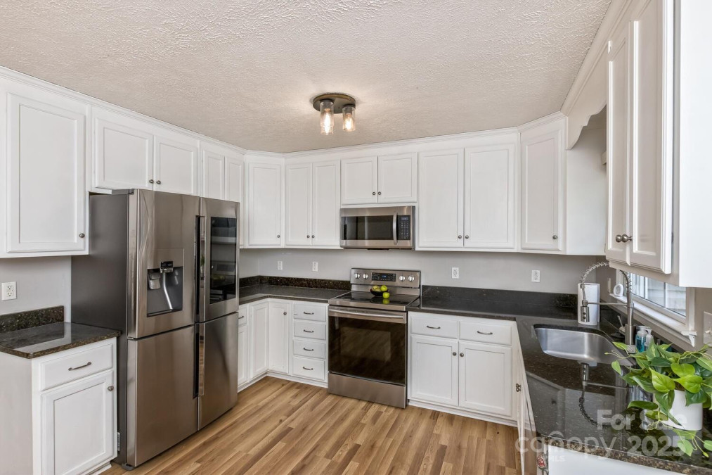 689 New Haw Creek Rd Asheville, NC 28805