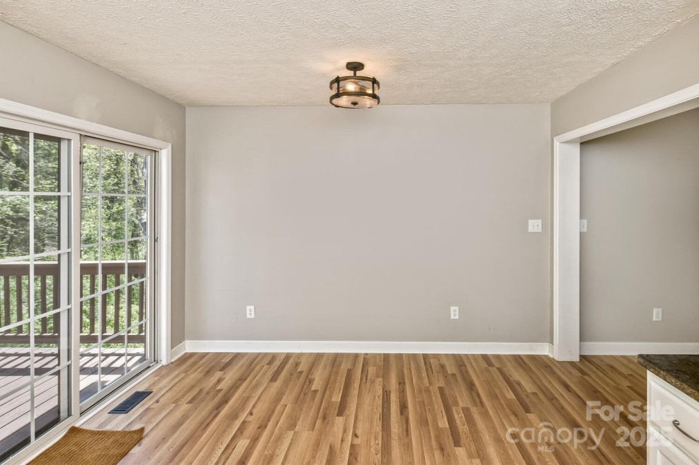 689 New Haw Creek Rd Asheville, NC 28805