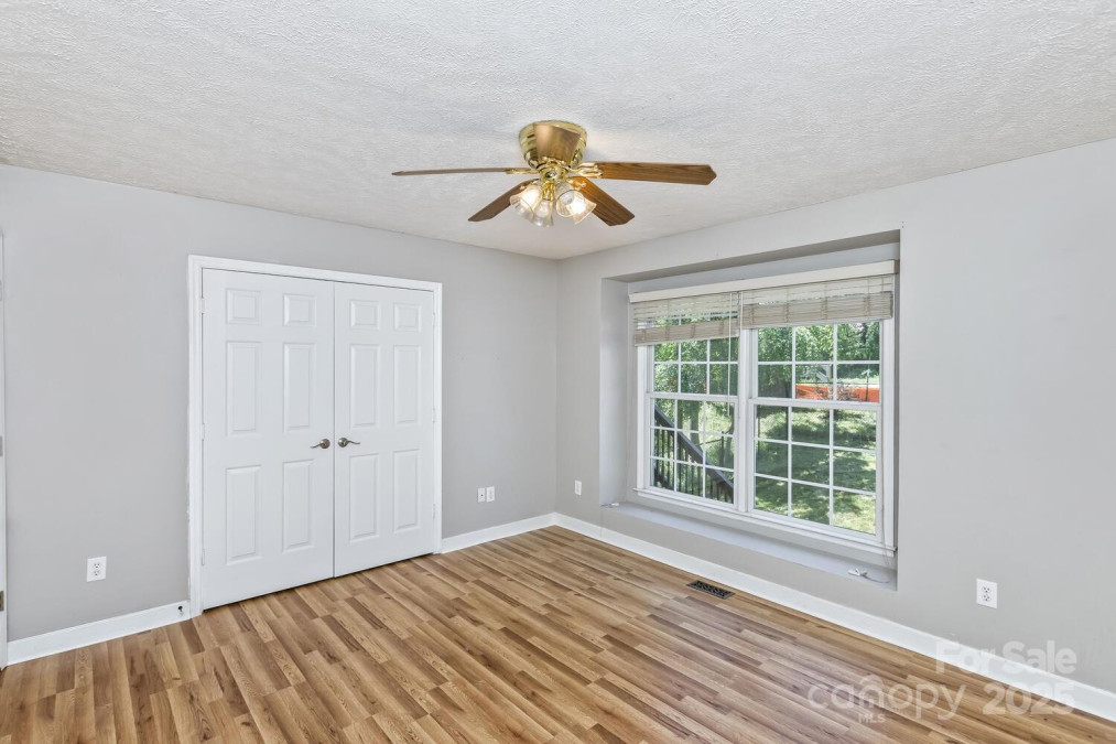 689 New Haw Creek Rd Asheville, NC 28805