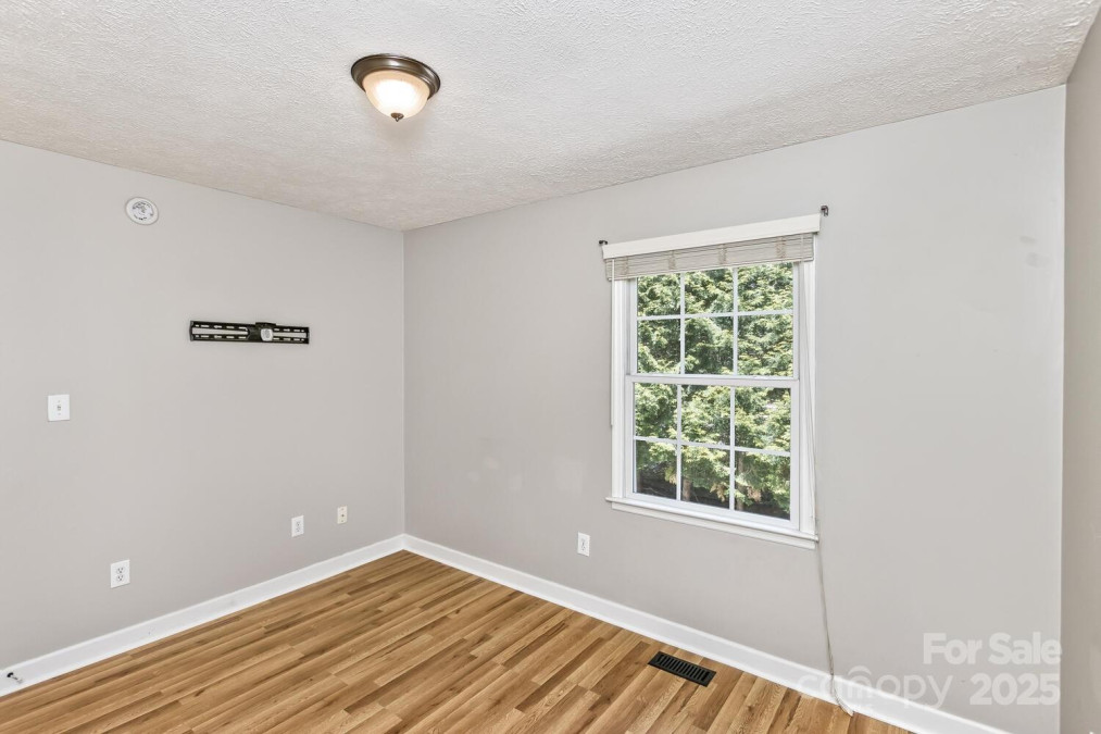 689 New Haw Creek Rd Asheville, NC 28805