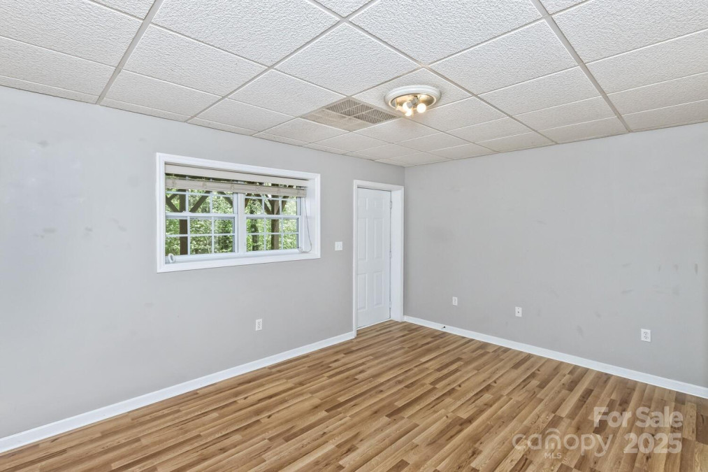 689 New Haw Creek Rd Asheville, NC 28805