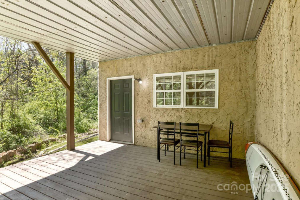 689 New Haw Creek Rd Asheville, NC 28805