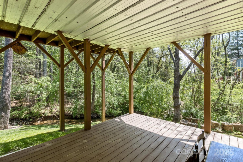 689 New Haw Creek Rd Asheville, NC 28805