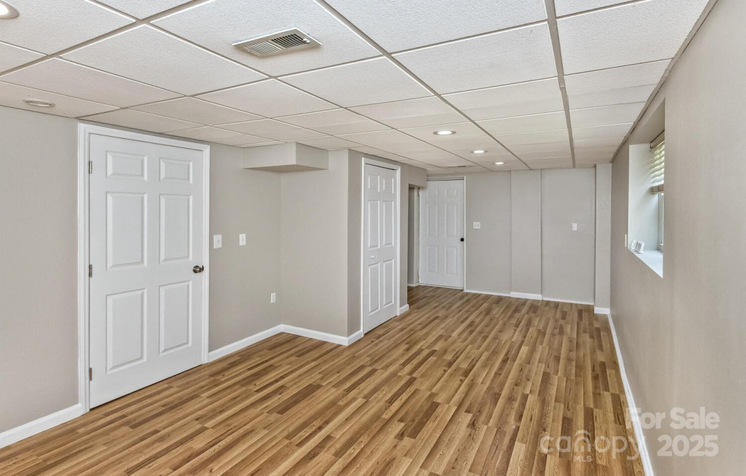 689 New Haw Creek Rd Asheville, NC 28805