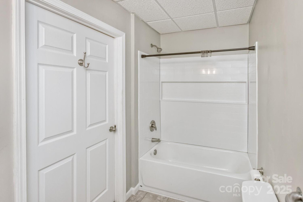 689 New Haw Creek Rd Asheville, NC 28805