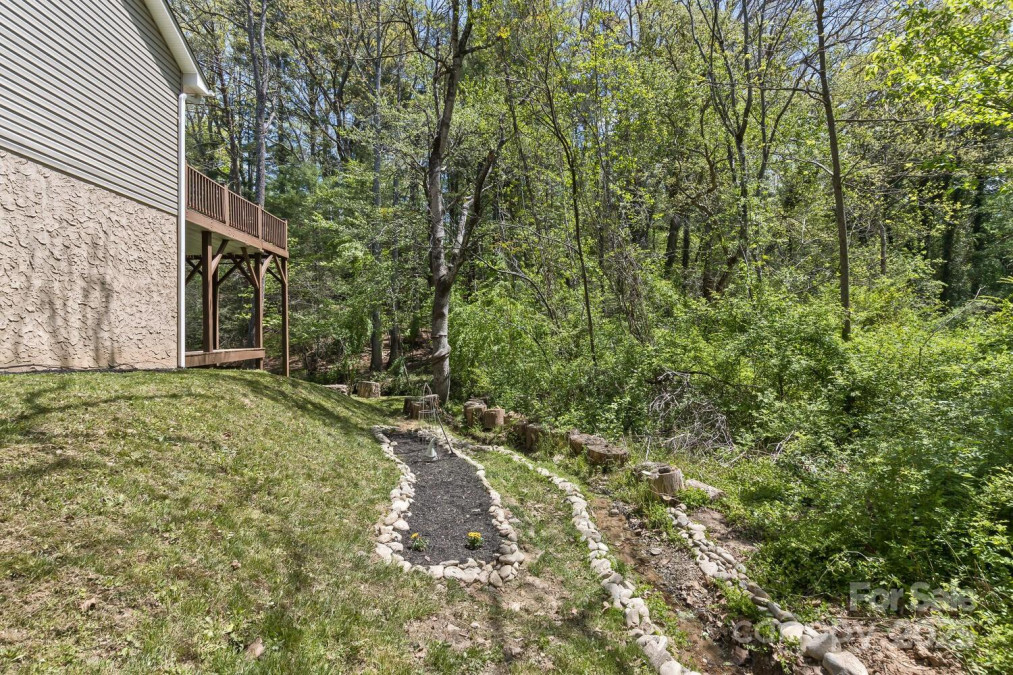 689 New Haw Creek Rd Asheville, NC 28805