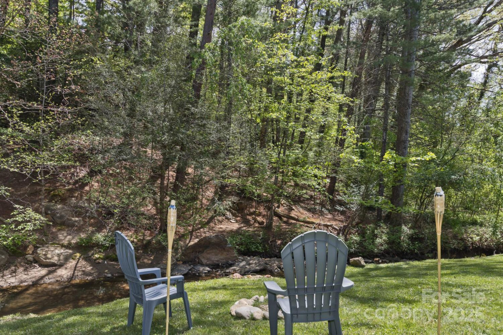 689 New Haw Creek Rd Asheville, NC 28805