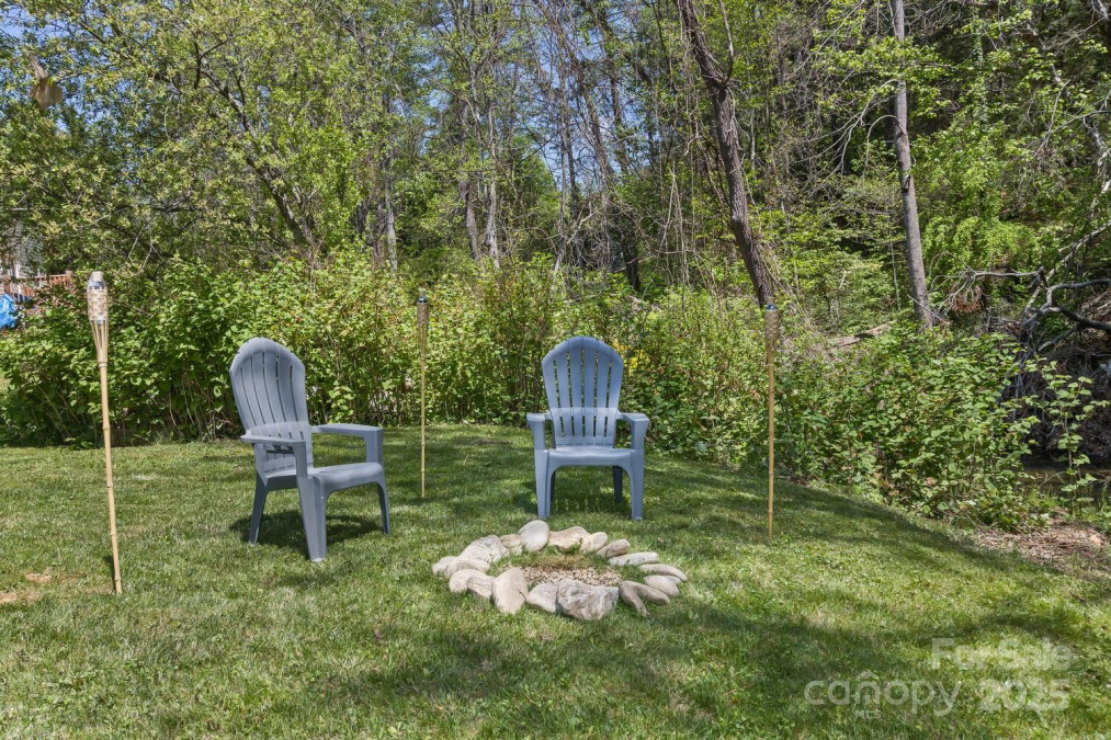 689 New Haw Creek Rd Asheville, NC 28805