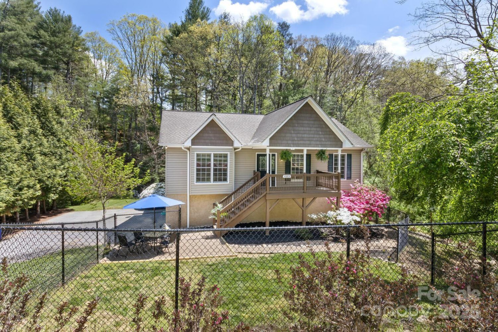 689 New Haw Creek Rd Asheville, NC 28805