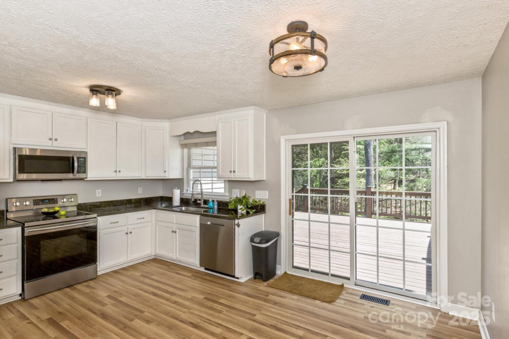 689 New Haw Creek Rd Asheville, NC 28805