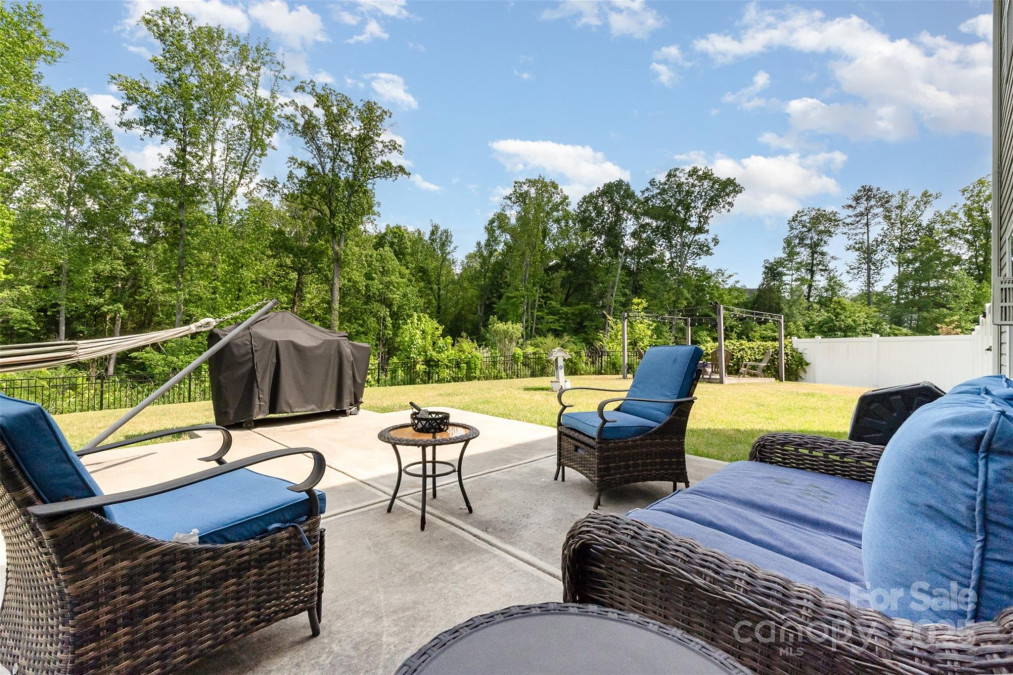 6040 Fazio Ct Harrisburg, NC 28075