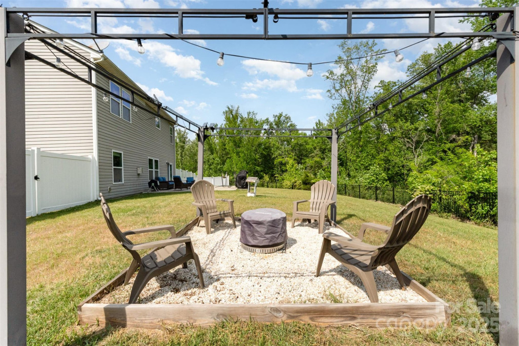 6040 Fazio Ct Harrisburg, NC 28075