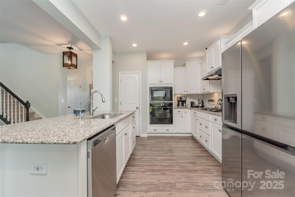 6040 Fazio Ct Harrisburg, NC 28075