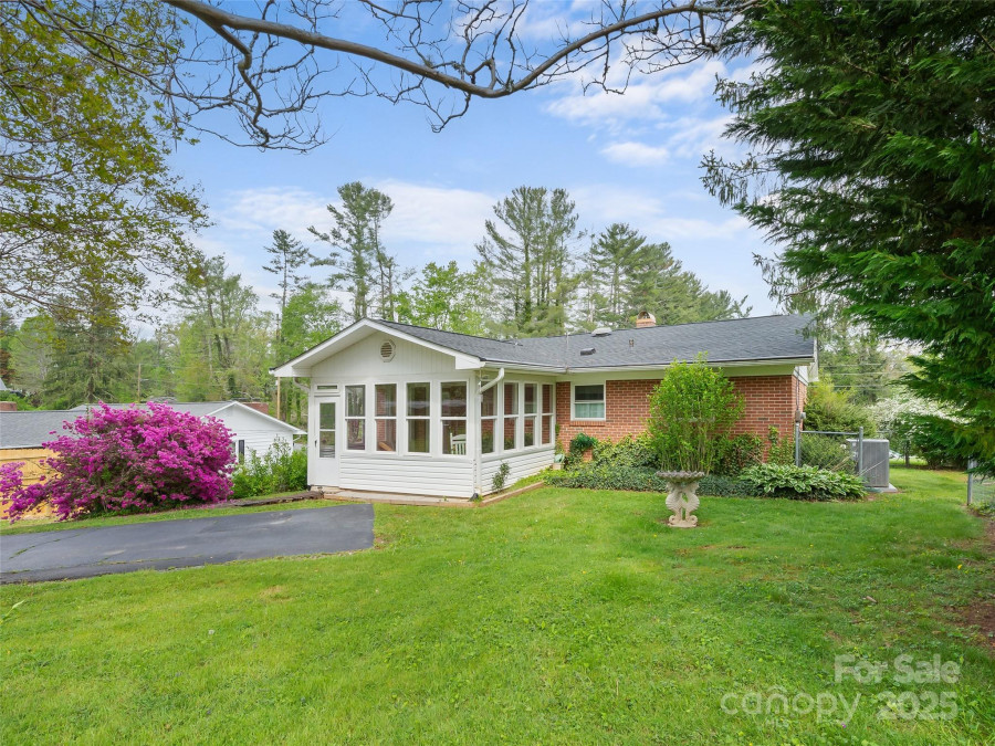 1017 Temon St Hendersonville, NC 28739