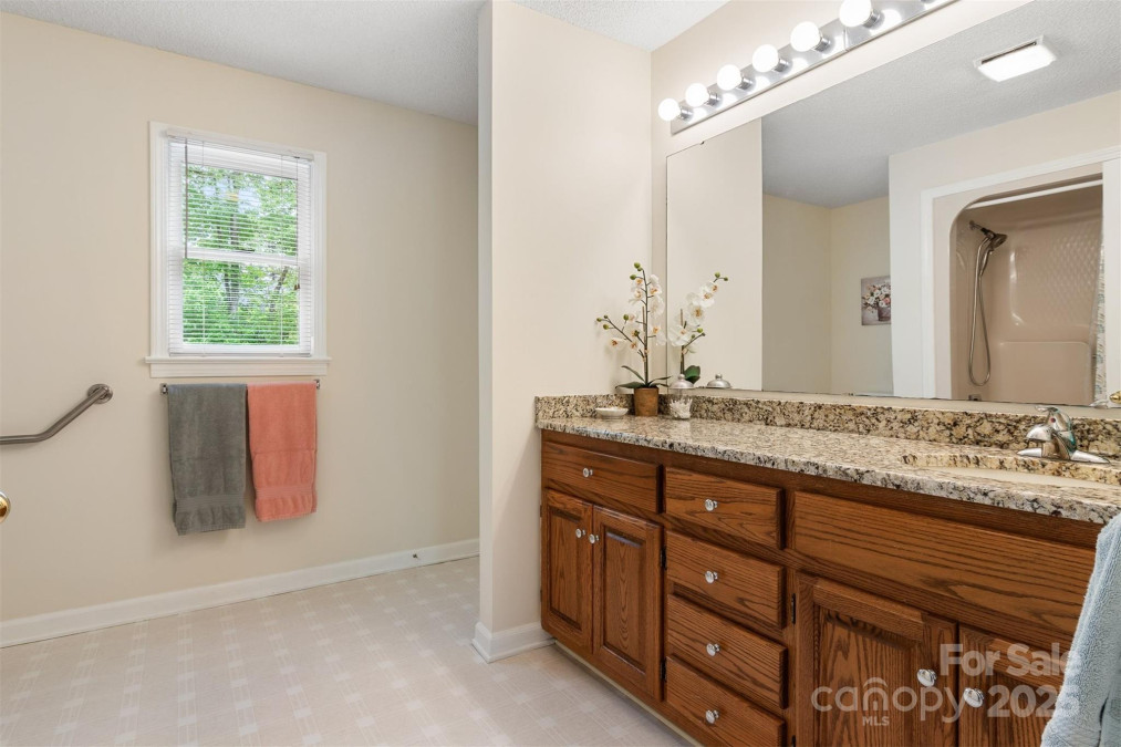 3022 8th Street Ct Hickory, NC 28601