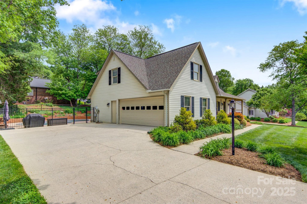 3022 8th Street Ct Hickory, NC 28601