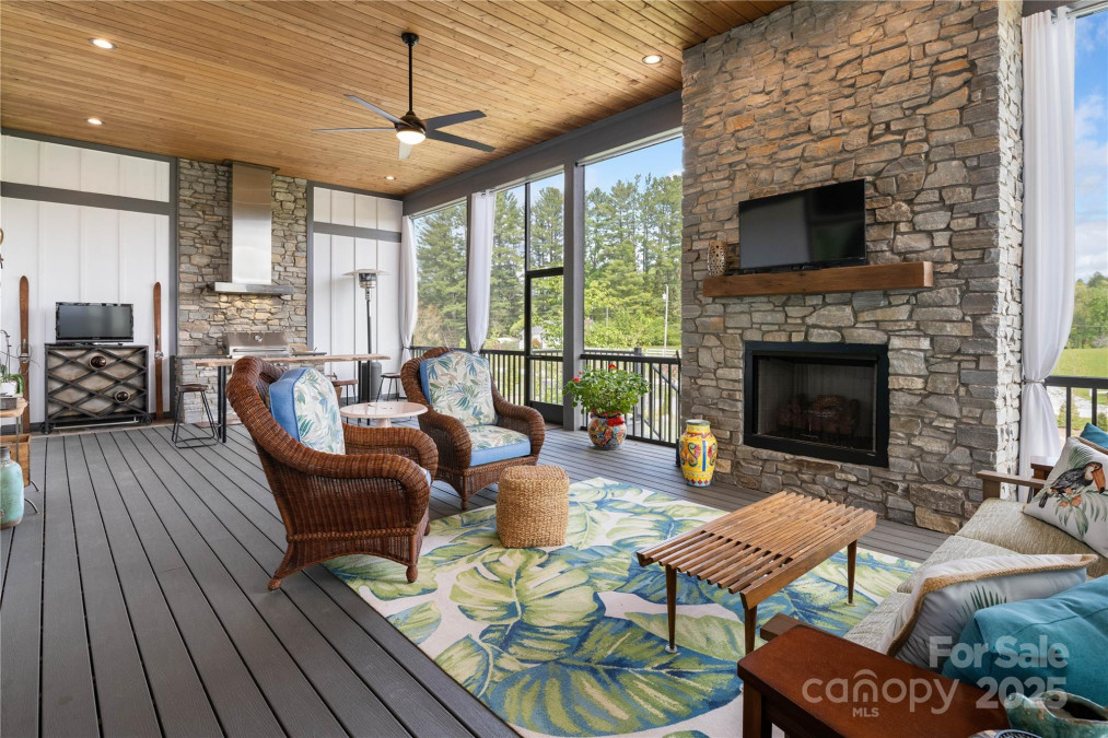 717 Daniel Circle Dr Mills River, NC 28759