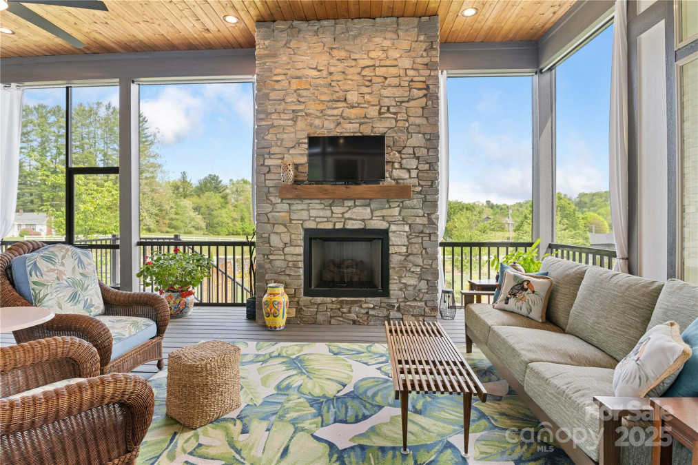 717 Daniel Circle Dr Mills River, NC 28759