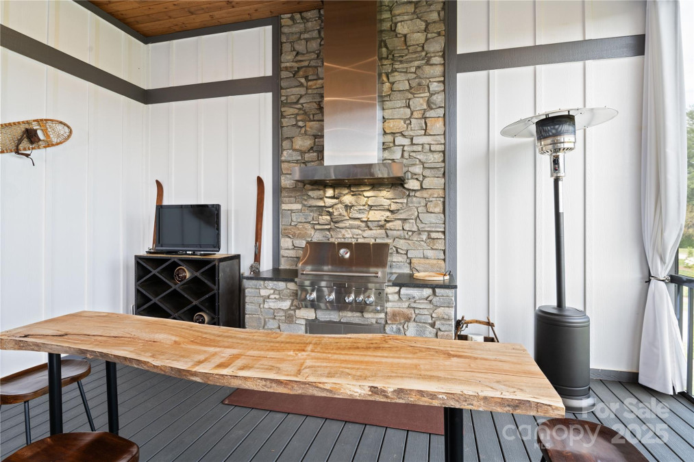 717 Daniel Circle Dr Mills River, NC 28759