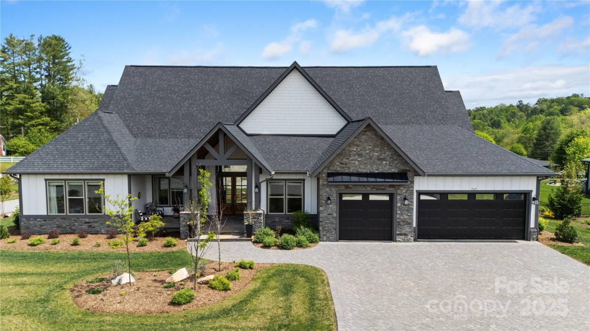 717 Daniel Circle Dr Mills River, NC 28759