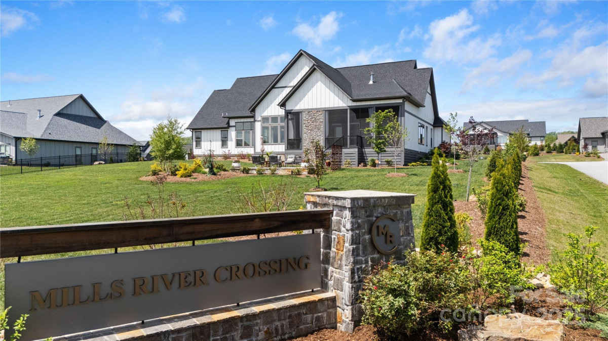 717 Daniel Circle Dr Mills River, NC 28759