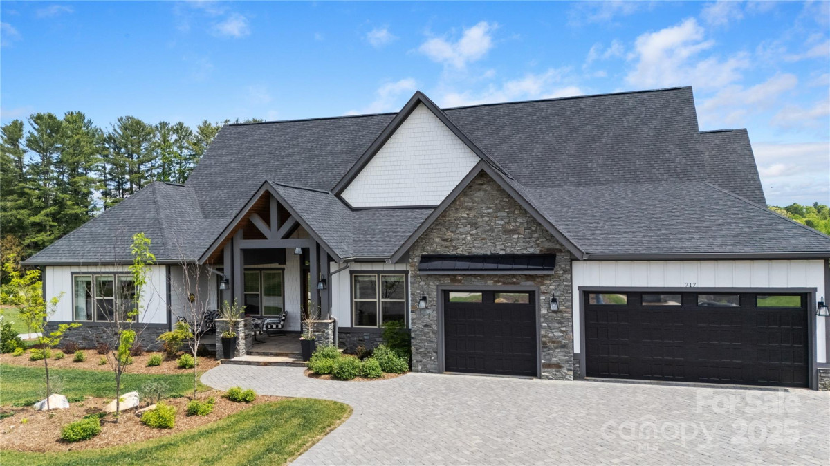 717 Daniel Circle Dr Mills River, NC 28759