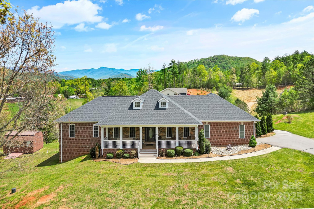 26 Willie Ln Weaverville, NC 28787