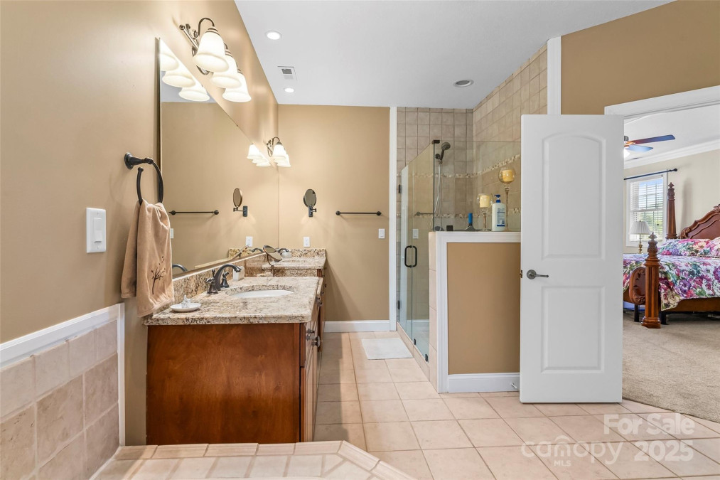 26 Willie Ln Weaverville, NC 28787