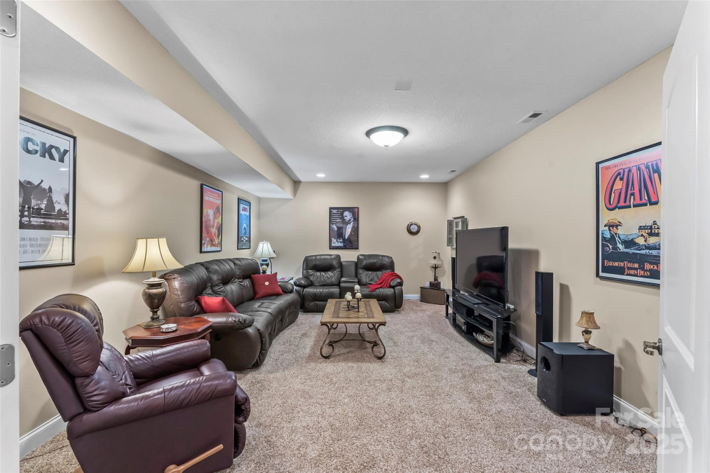 26 Willie Ln Weaverville, NC 28787
