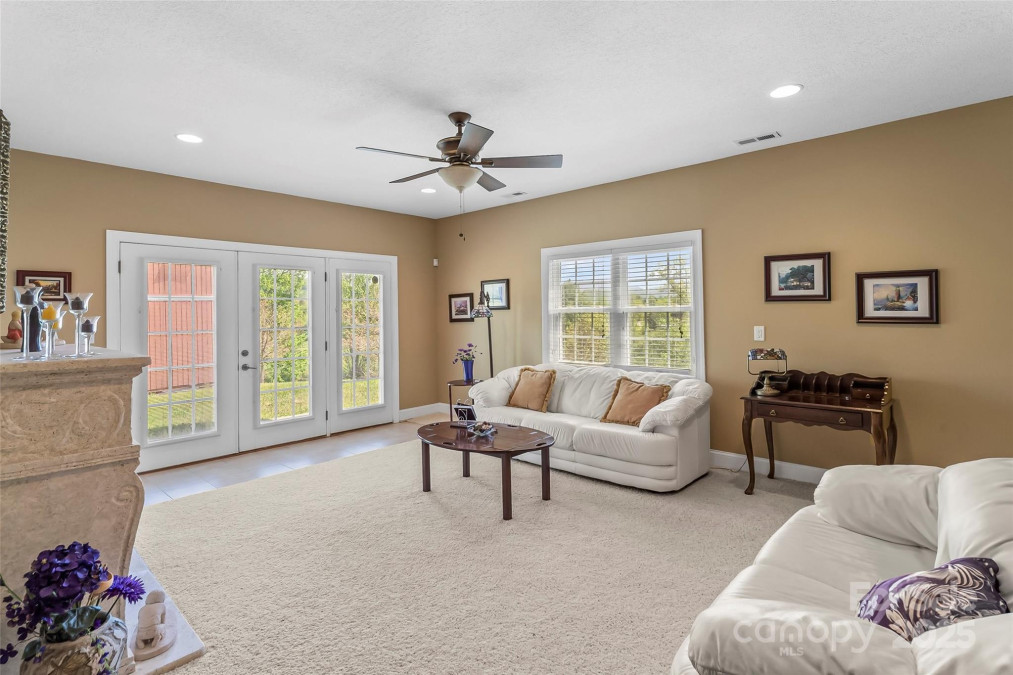 26 Willie Ln Weaverville, NC 28787