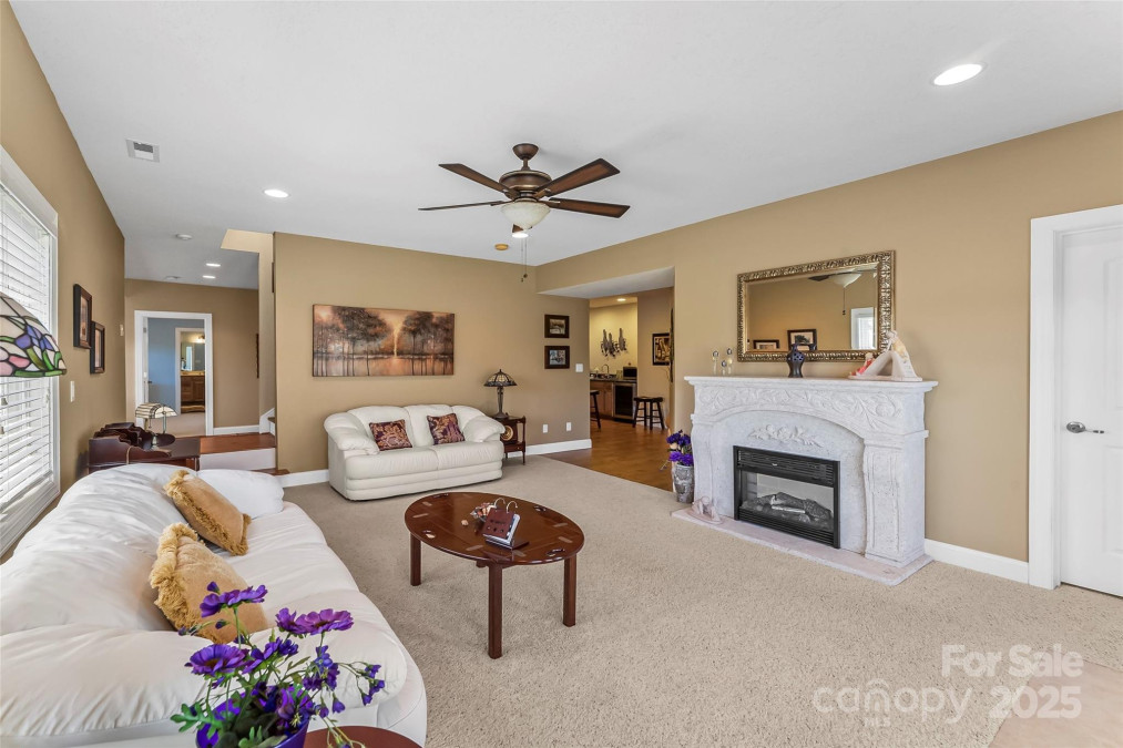 26 Willie Ln Weaverville, NC 28787