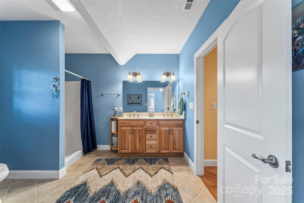 26 Willie Ln Weaverville, NC 28787