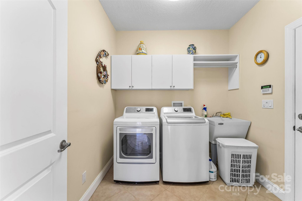 26 Willie Ln Weaverville, NC 28787